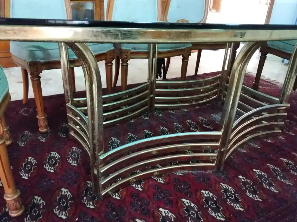 Meja makan kaca tebal