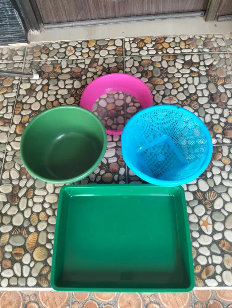 Baskom saringan dan wadah kotak