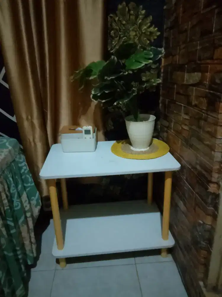 Meja sudut dan lemari buku