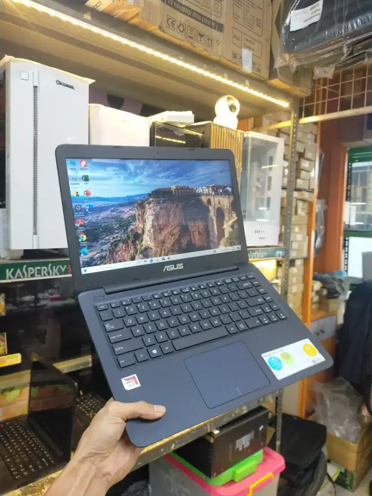 Di jual laptop asus E402B  second buat kebutuhan nugas dan sekolah