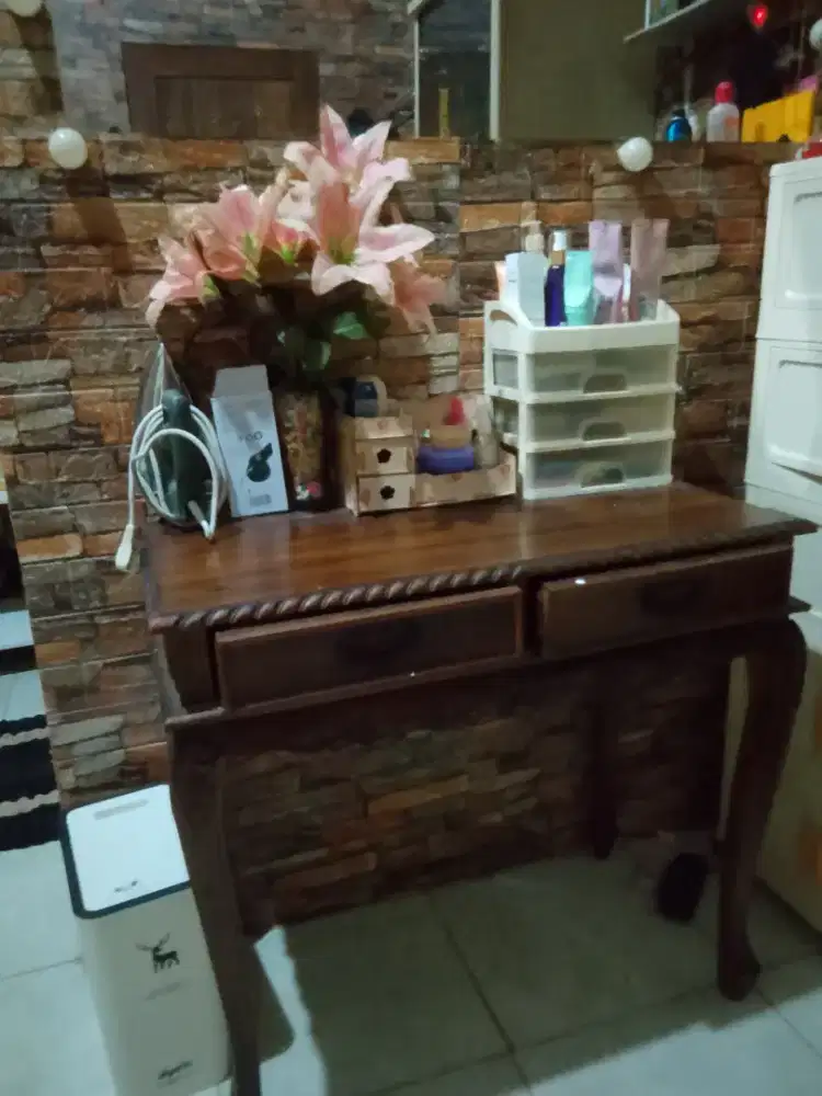 Meja rias atau meja utk ruang tamu
