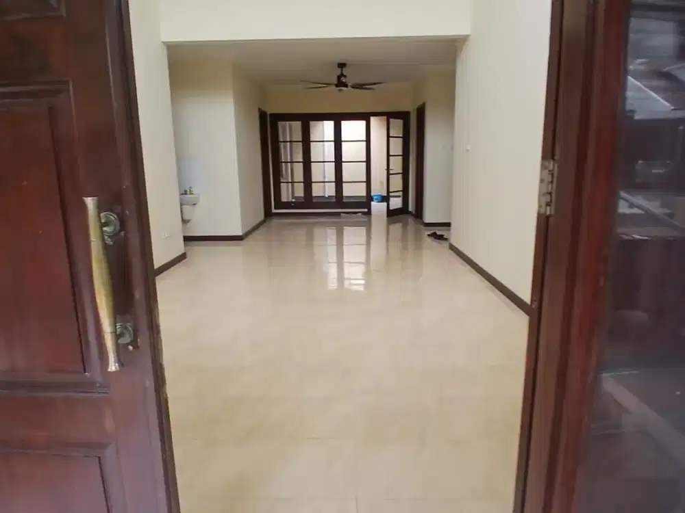 For Rent! Rumah Citraland Utama - Baru Renovasi!
