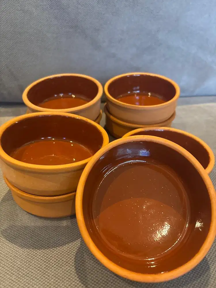 Delapan piring tembikar mewah