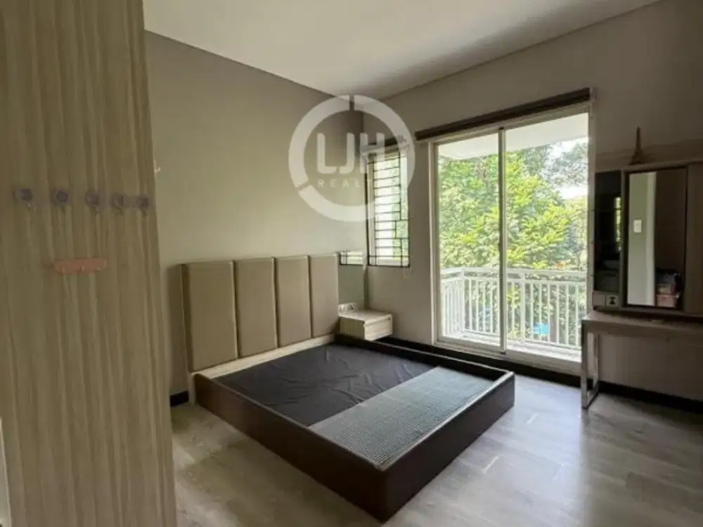 Rumah di Sherwood Residence Kelapa Gading Jakarta Utara Fasilitas Swimming Pool