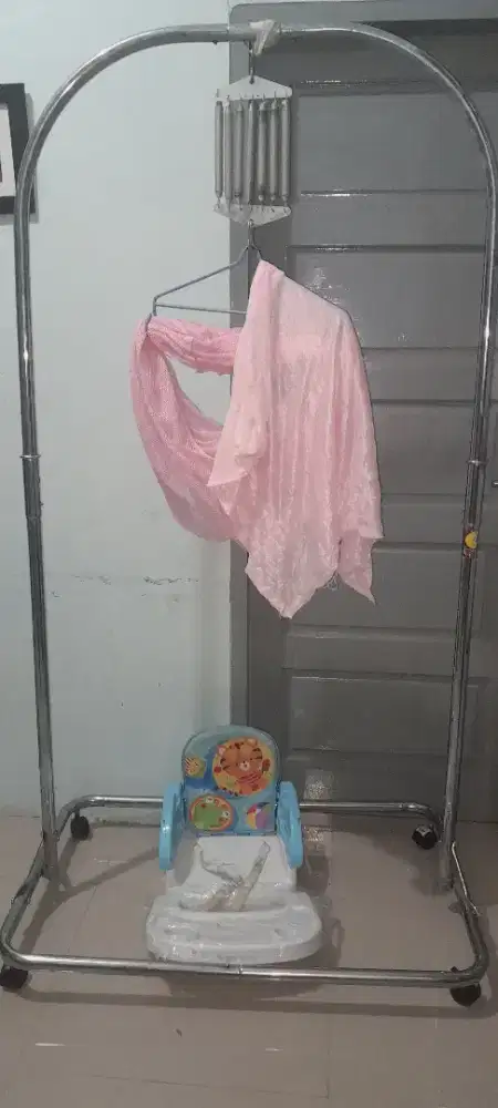 Ayuan Ayunan dan Tempat duduk Makan Anak