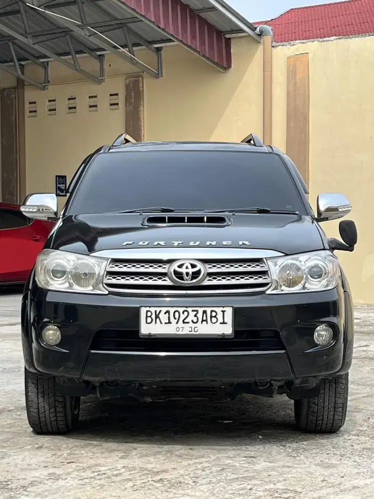 Toyota fortuner 2.5 G at matic 2010