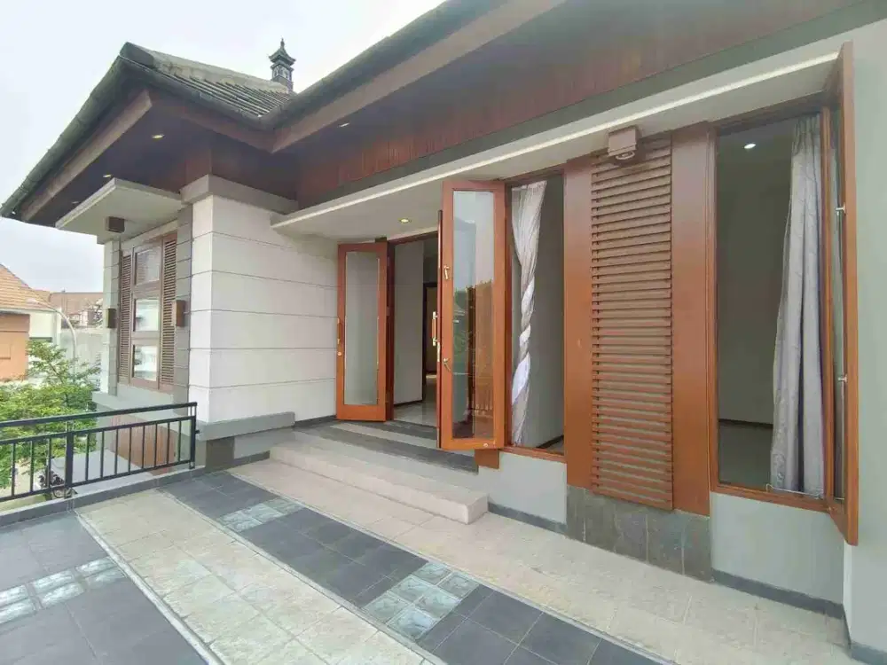 Rumah discovery pake arsitek terkenal jual cepat dekat tol dan taman