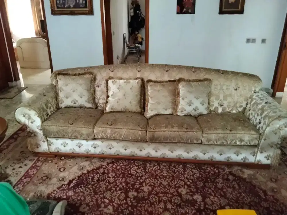 Sofa besar bantalan kokoh