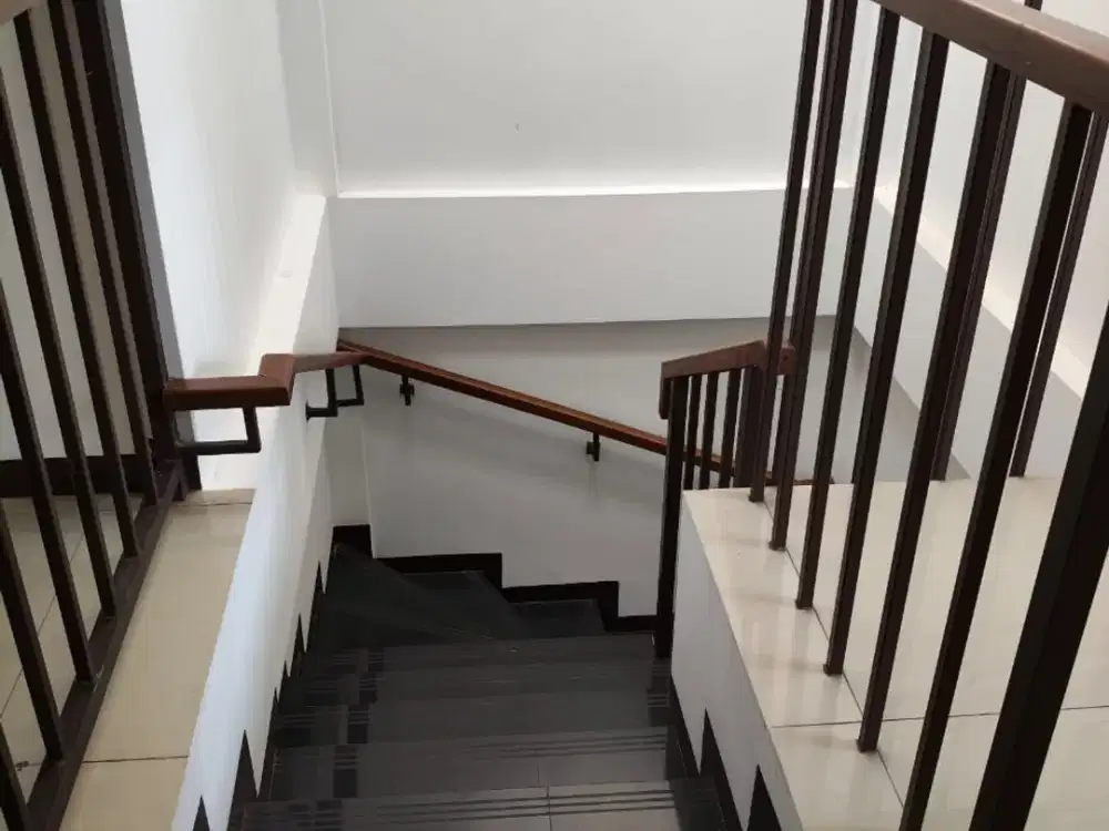 DISEWAKAN RUMAH MINIMALIS 2,5 LANTAI SUDAH DIRENOVASI SETRA DUTA BANDUNG