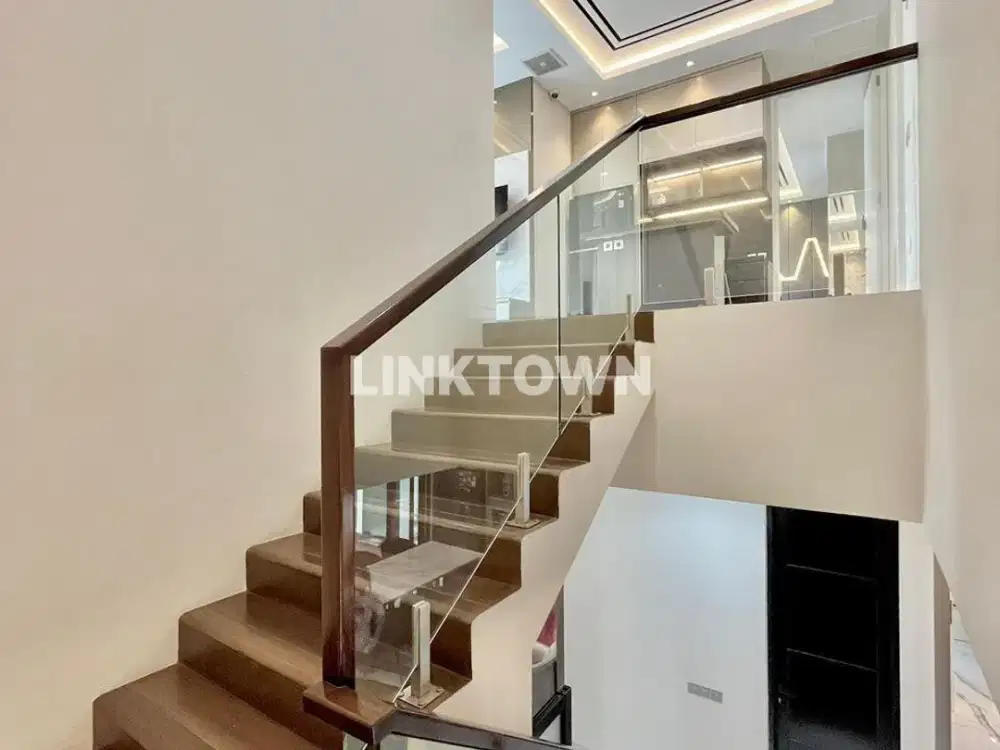 Rumah Full Furnished With Private Pool di Citraland Greenlake Surabaya
