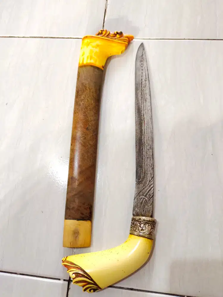 Di Maharkan badik pusaka tua