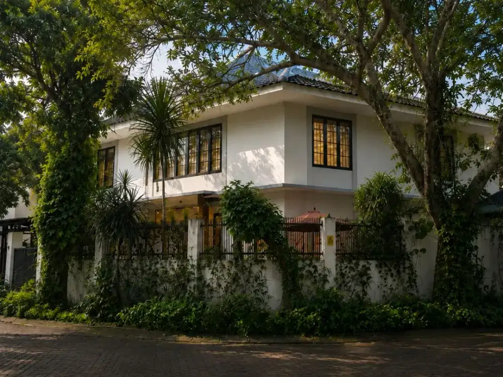 Dijual Rumah Besar, Asri, Tanah Luas, Hoek