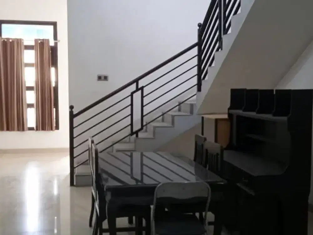 Rumah di Kutisari Indah Utara