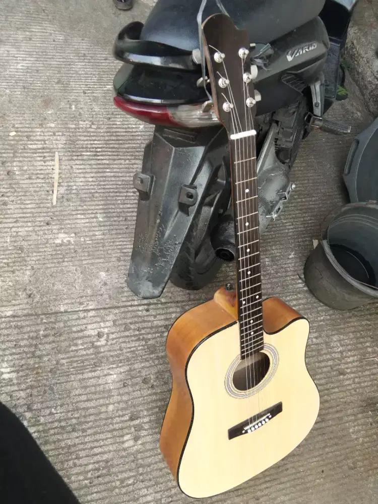 Gitar akustik jumbo