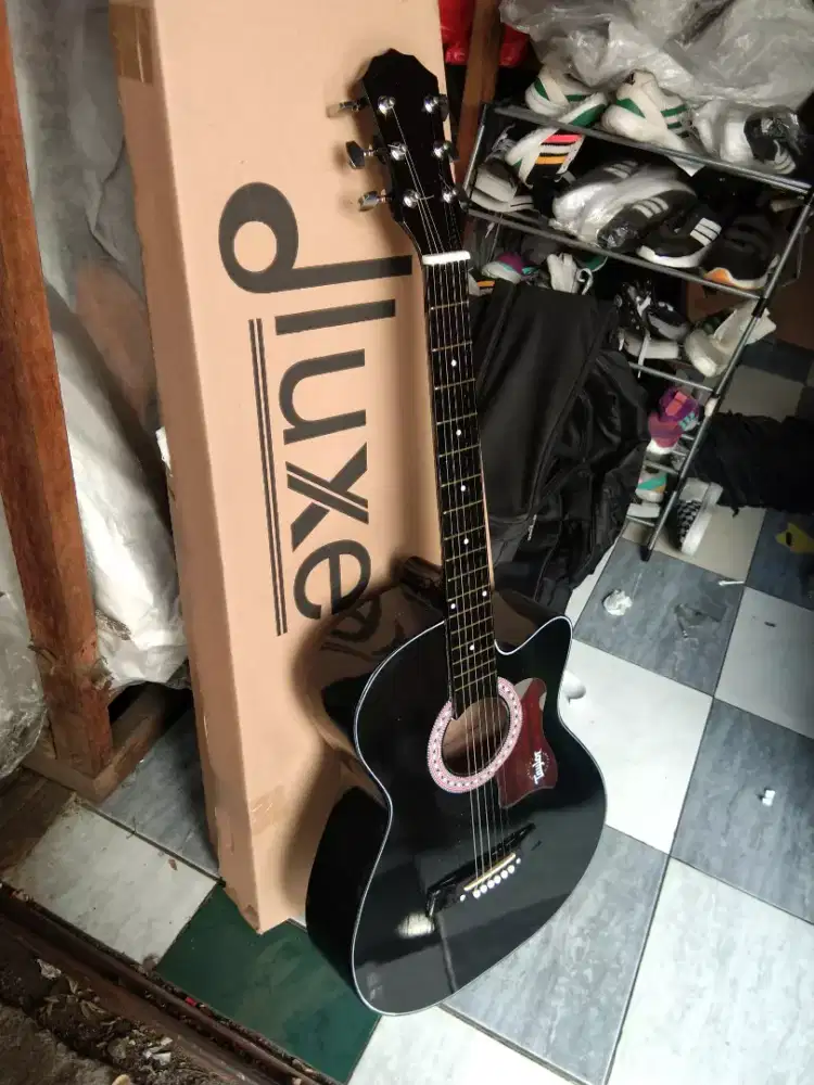 Gitar akustik taylor