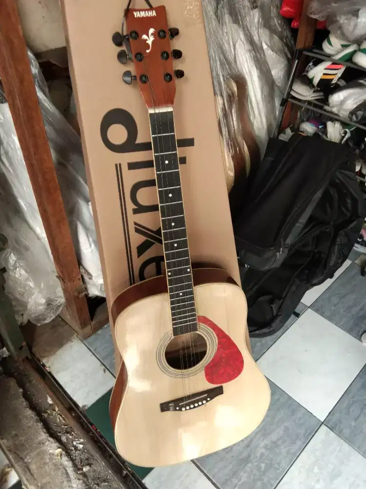 Gitar akustik bulat ymh
