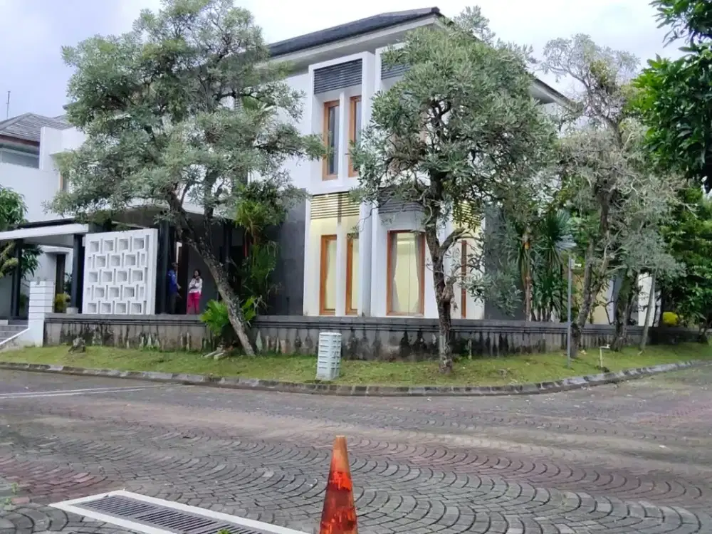 Rumah Mewah Hook di Bale Hinggil – Hunian Prestisius dengan Fasilitas Premium