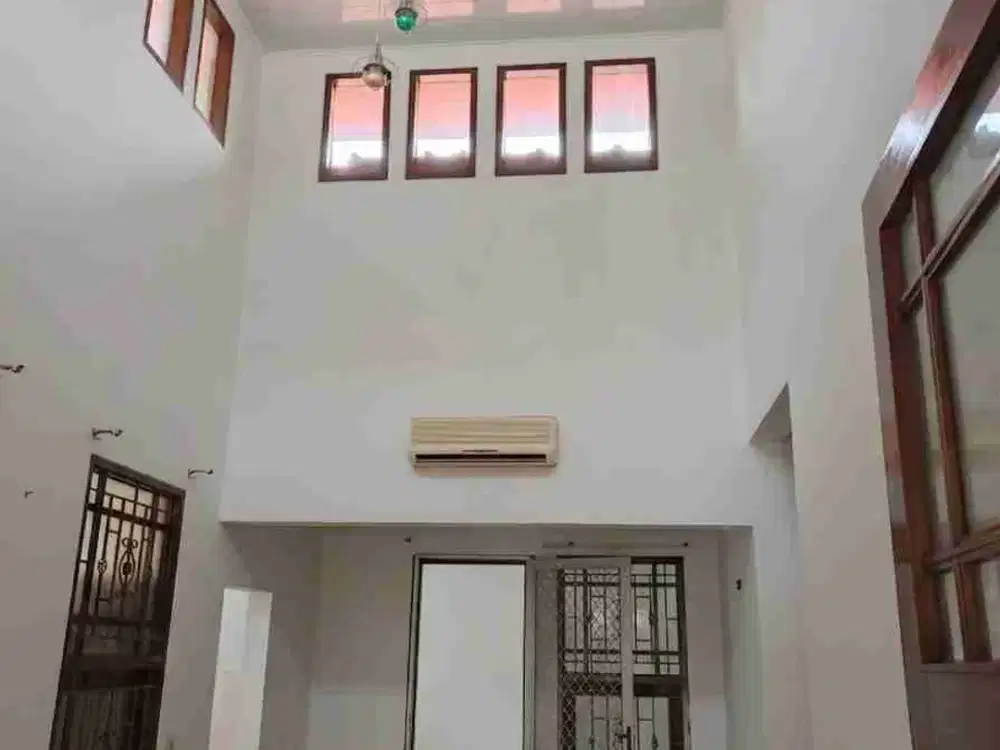 DISEWAKAN CEPAT RUMAH HOEK SIAP HUNI DI TAMAN PARAHYANGAN, LIPPO KARAWACI