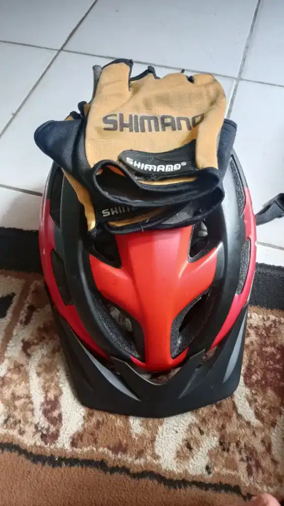 Helm sepeda dan saring tangan