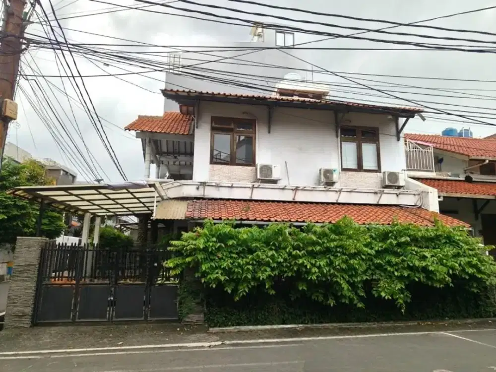 Rumah 3 Lantai Hook Lokasi Strategis Depan Taman dalam Komplek, Tomang, Jakarta Barat