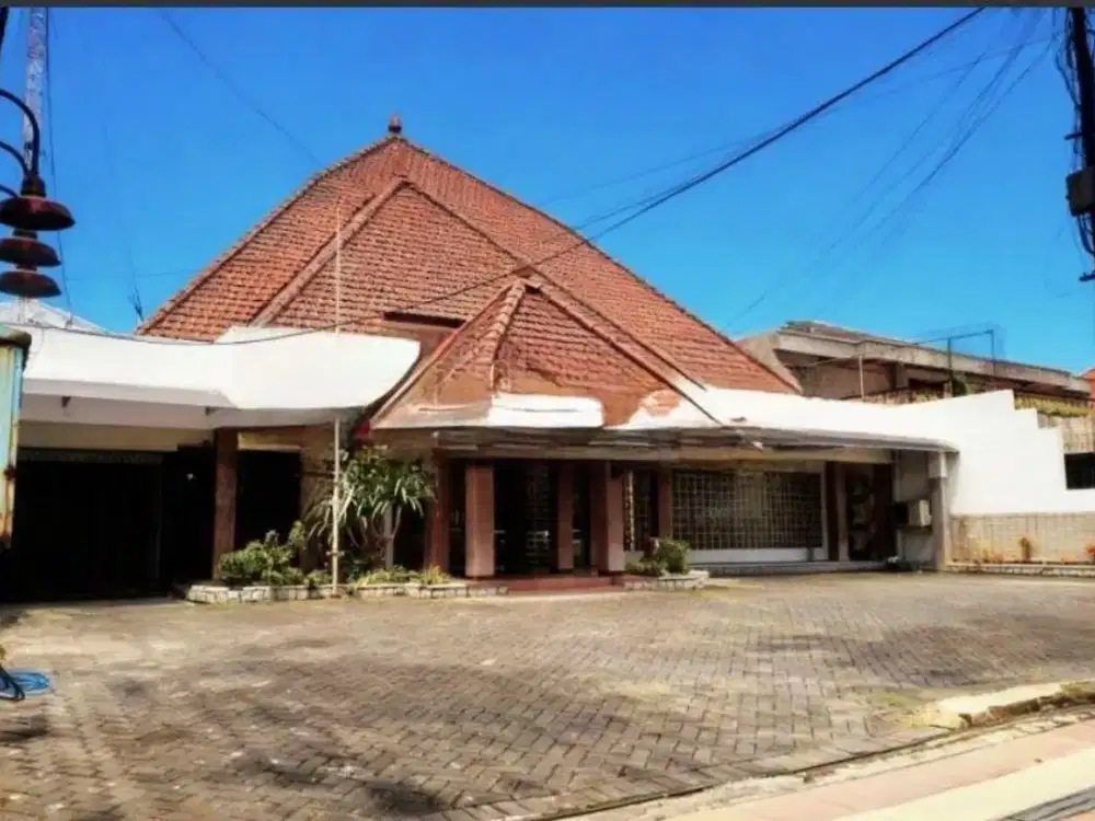 Di Jual Rumah Besar Pinggir Jalan Raya dengan Halaman Luas, Cocok untuk Usaha Lokasi Strategis di Surabaya, Jawa Timur