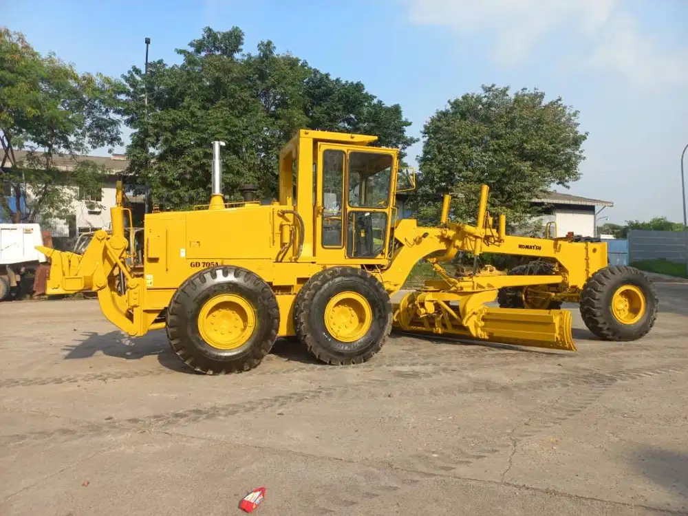 Grader Komatsu GD705-4 Tahun 2011