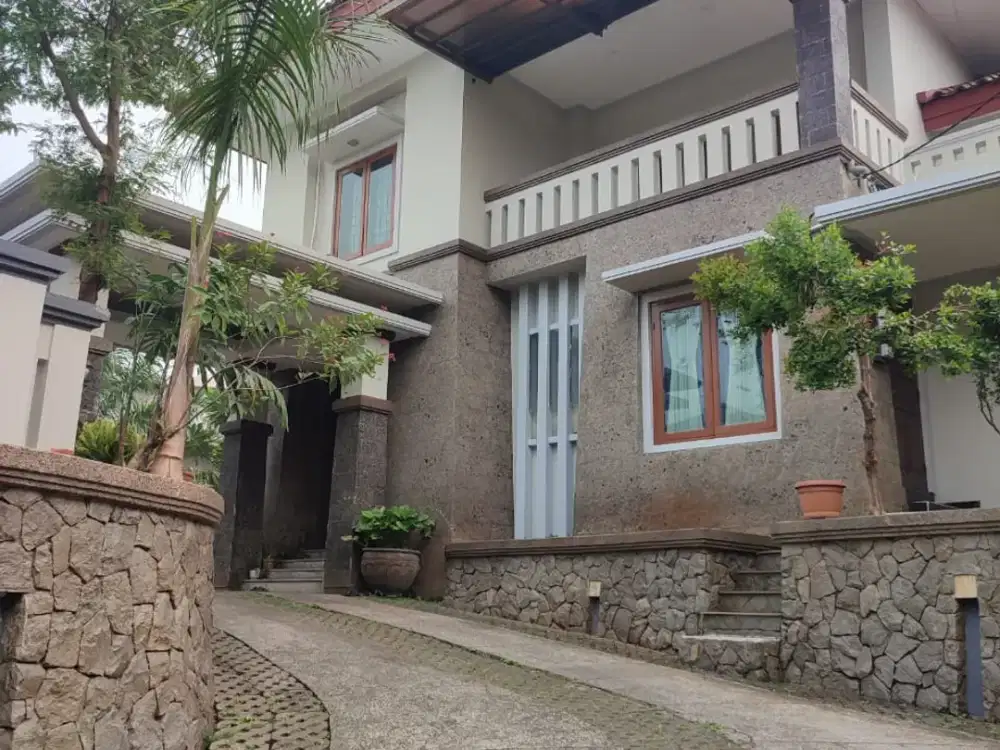 Rumah Hook 3,5 Lantai dengan Kolam Renang & Area Mini Golf