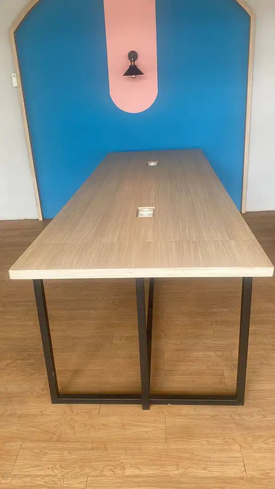 Meja Kantor Minimalis dengan Power Outlet Built-in