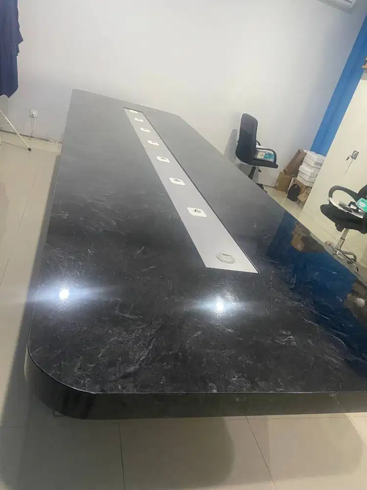 Meja Meeting Premium Ukuran Besar dengan Power Outlet Built-in