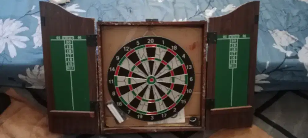 Dartboard (papan target permainan lempar panah)