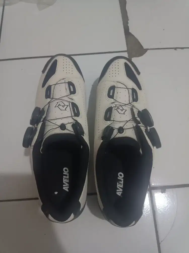 Sepatu sepeda avelio