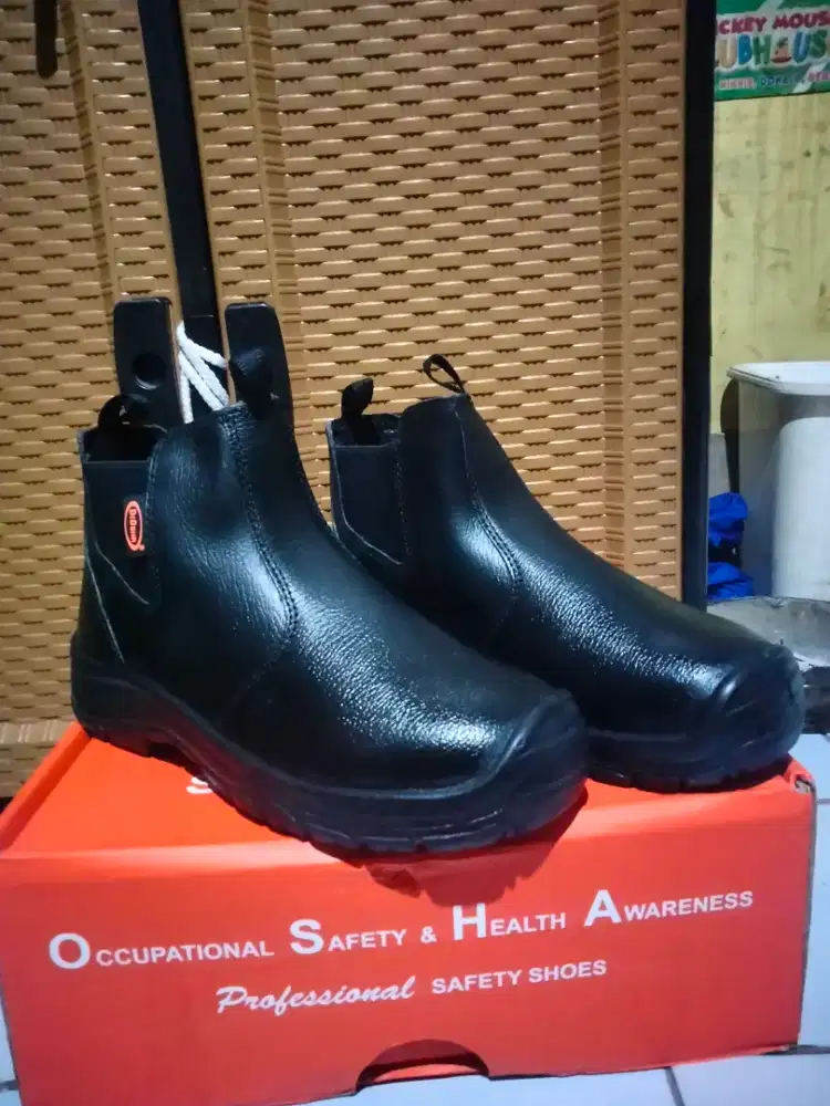 Sepatu safety Dr.Osha