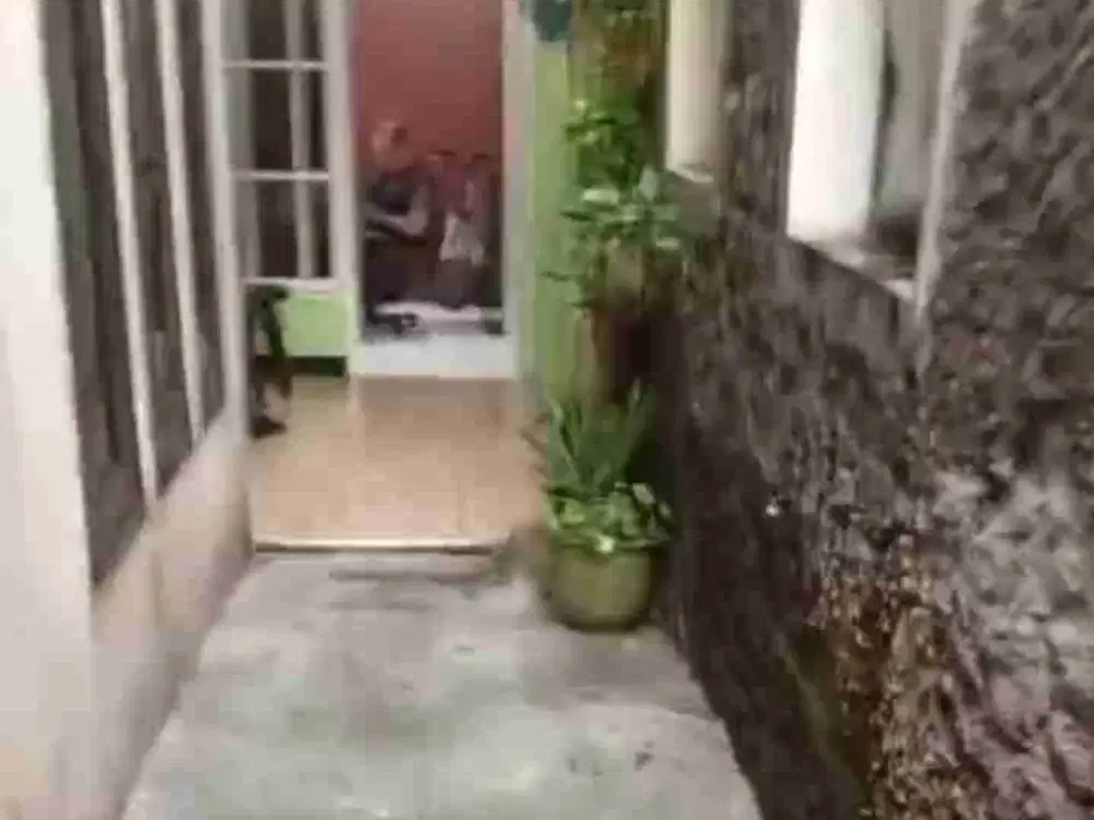 Di jual rumah rapih terawat siap isi lokasi jln sektor Ciledug Tangerang kota