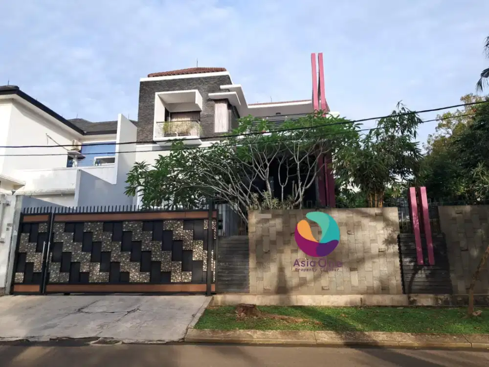 Dijual Rumah Megah 3 Lantai View Danau Semi Furnished di Bukit Golf Cibubur