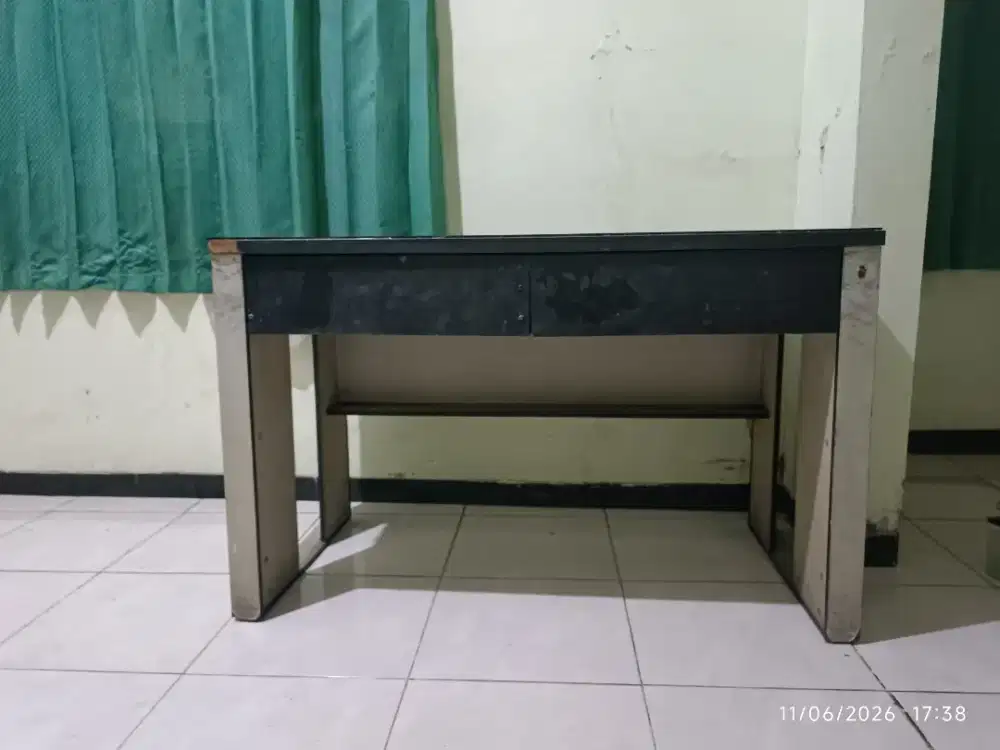 Meja belajar kayu