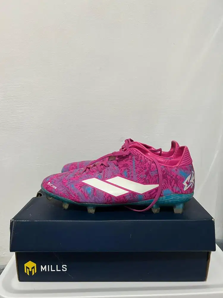 Sepatu bola mills uk. 41