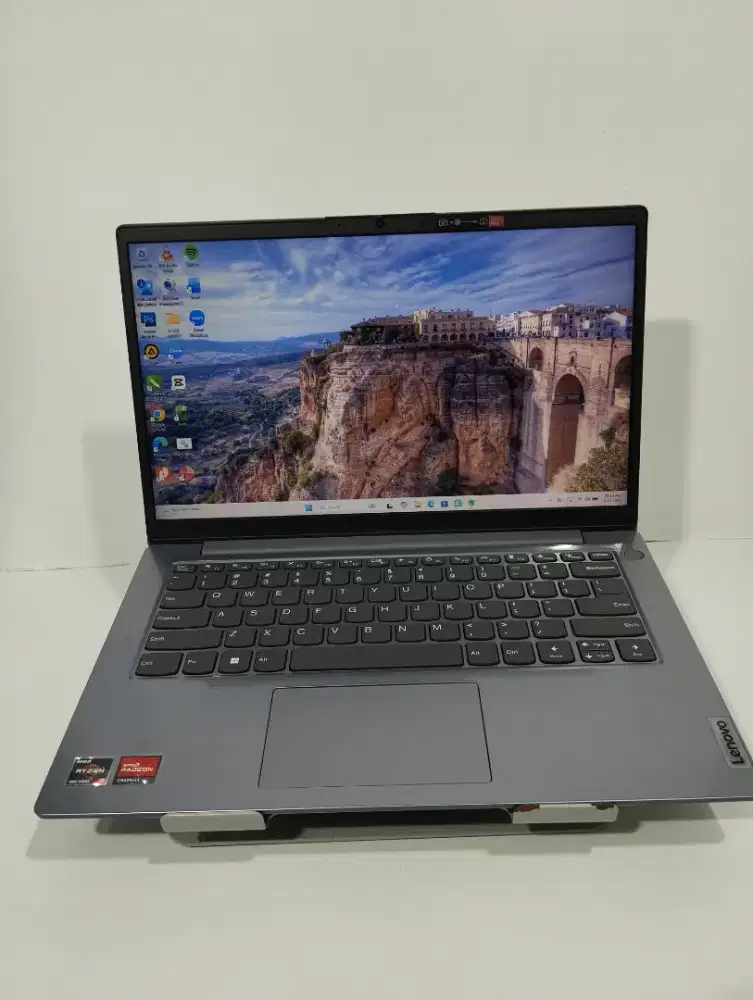 LAPTOP LENOVO V14 G4