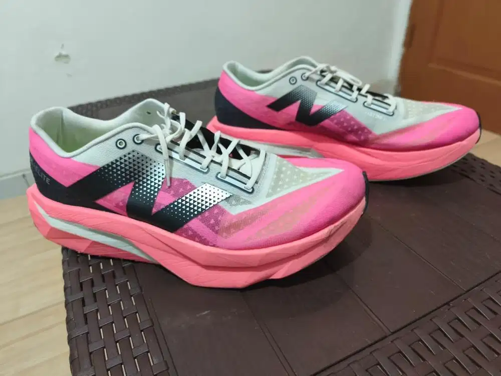 SEPATU NEW BALANCE FUELCELL SUPERCOMP ELITE V4