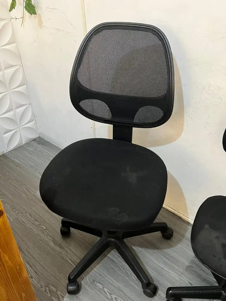 Kursi Kantor Ukuran Besar dan Sedang Jual Butuh