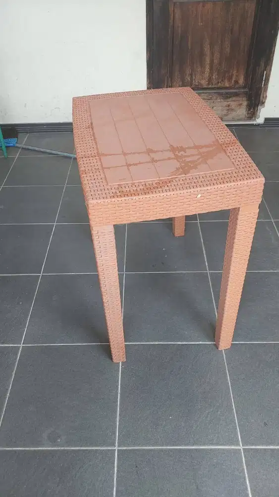 Meja plastik kokoh