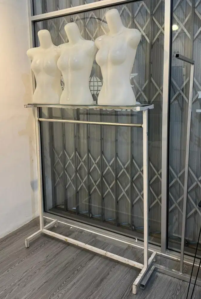 Rak Display Ukuran 1.2 Meter Bahan Besi Dan Kaca