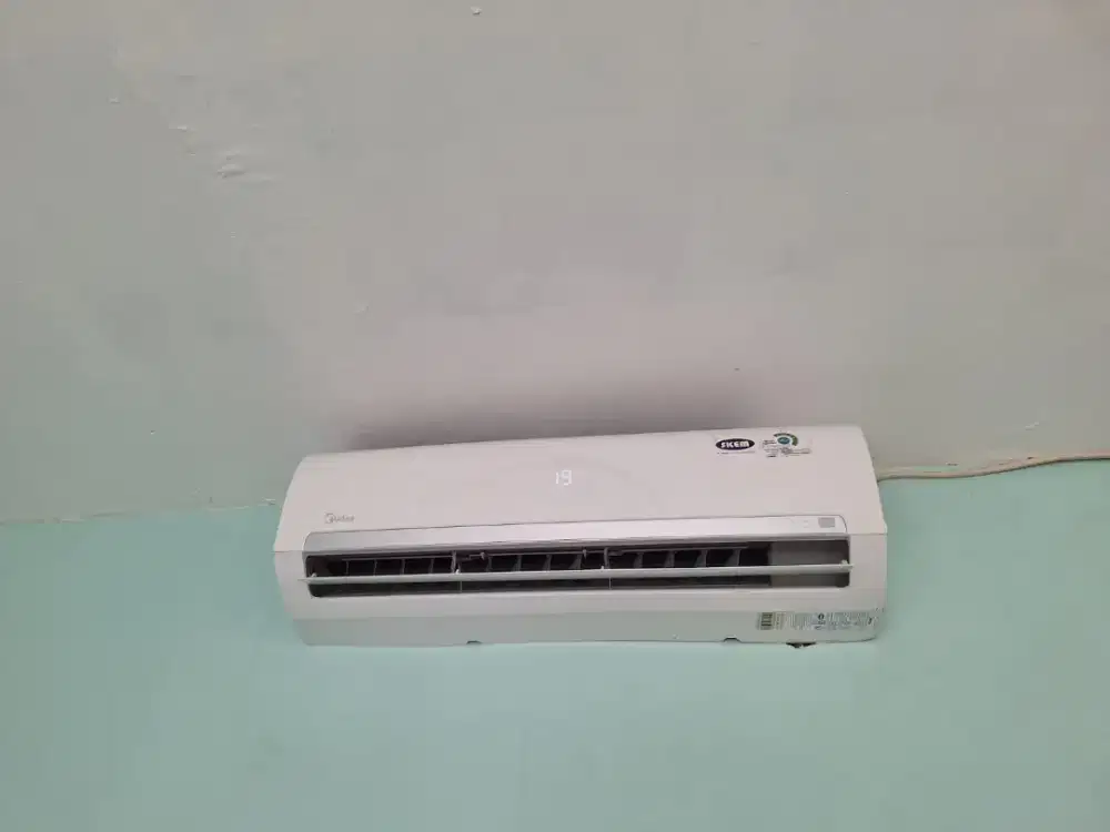 Jual cepet AC Midea 2PK ex Salon Good condition