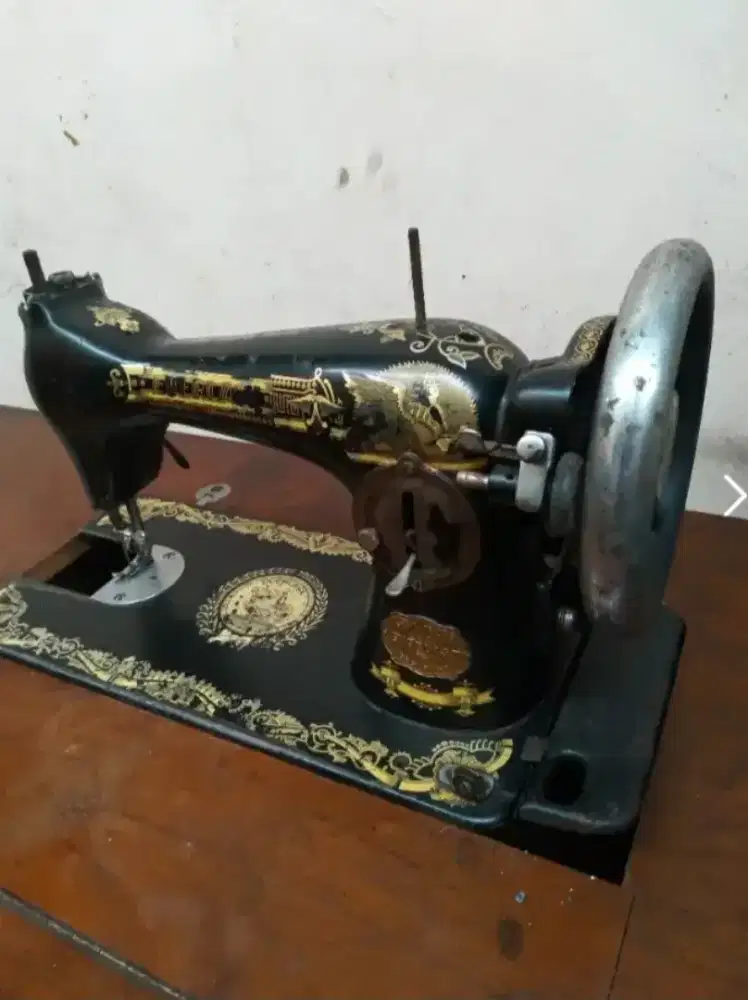 Mesin Jahit (Manual) Jadul + Meja Kayu Mesin Jahit