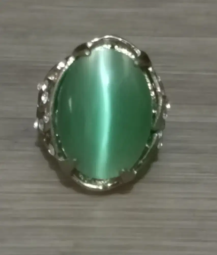 Cincin Batu Hijau dengan Desain Elegan dan Kilauan Menarik