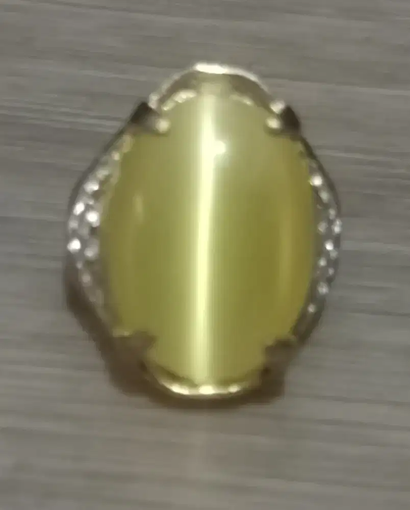 Cincin Batu Kuning dengan Desain Elegan dan Kilauan Menarik