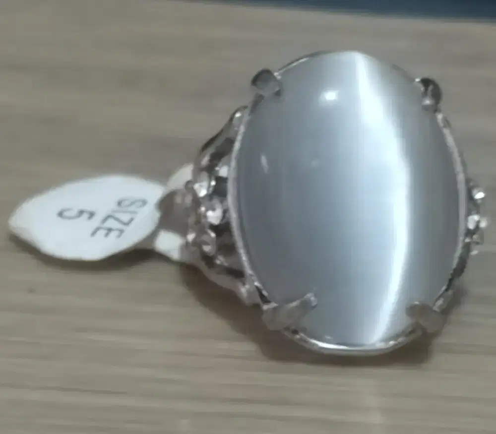 Cincin Batu Putih dengan Desain Elegan dan Kilauan Menarik