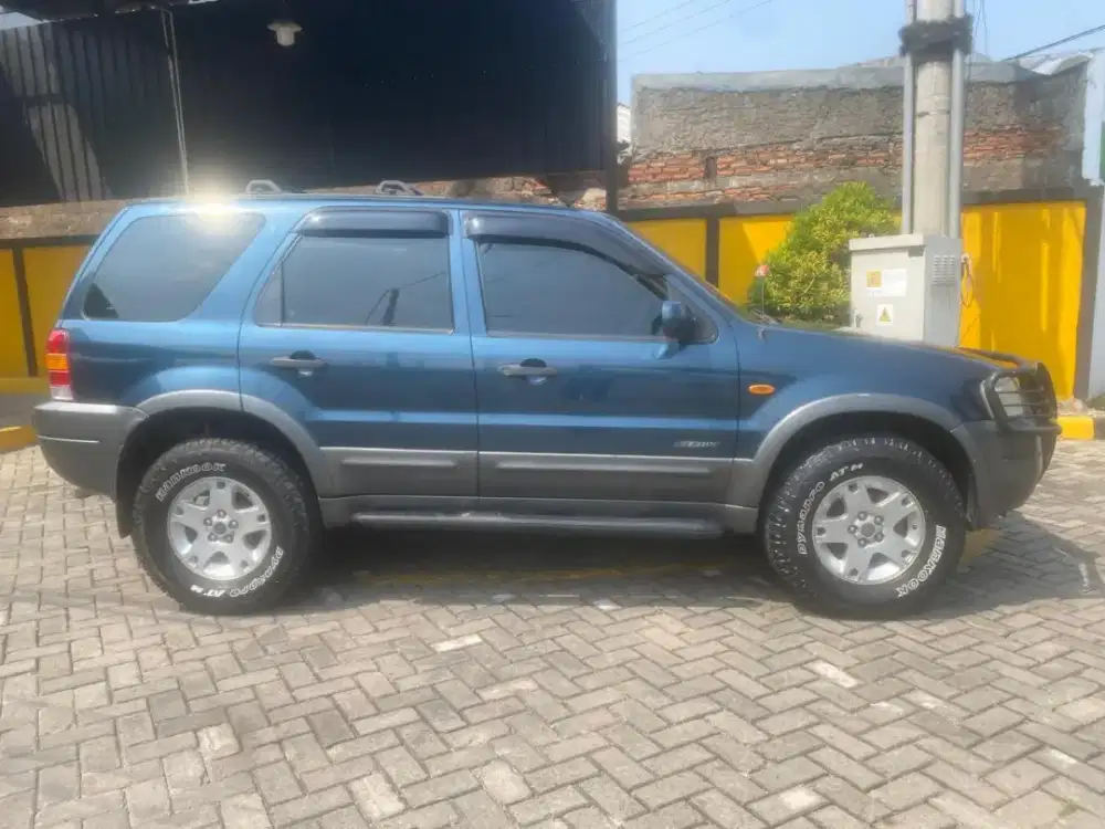 Ford escape kondisi prima nama sendiri