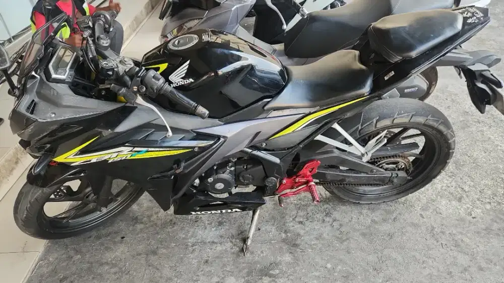 Honda cbr 150 hitam