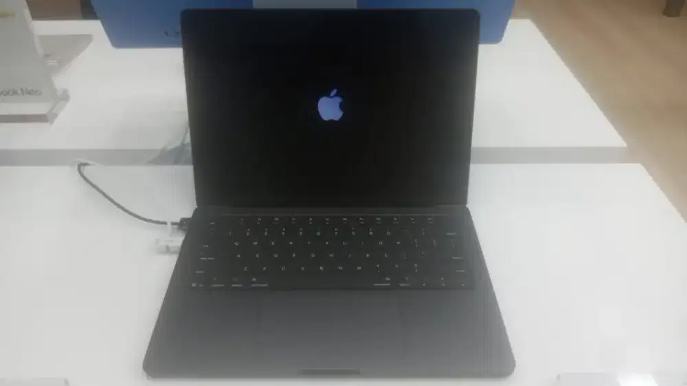 Macbook Pro (14 inci)