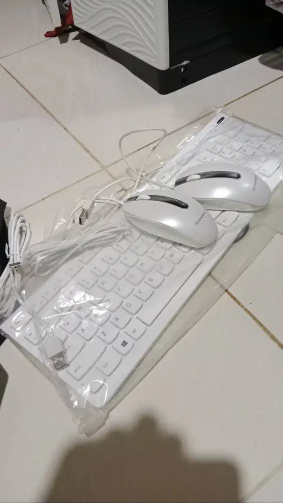 1 keyboard Lenovo dan 2 Mouse